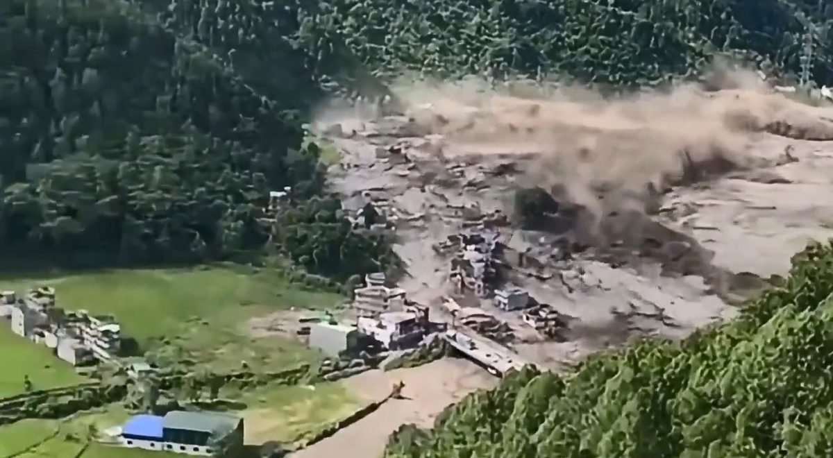 尼泊尔泥石流逾800死亡 时间轴曝光 3个月前曾向中国求预警资讯 6 尼泊爾與中國西藏邊境8月26日發生造成大量傷亡的泥石流,在尼泊爾一側,多條村莊遭沖毀,房屋受破壞,影片顯示事發時洪水快速湧向村莊,把當地村莊淹沒。(X@ratanji)
