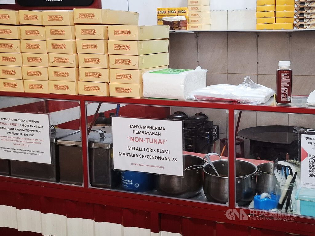 印尼QRIS扫码支付普及到路边摊 印尼央行与香港金管局签署跨境支付合作备忘录 1 小吃店摊位上贴着只接受QRIS非现金支付的告示