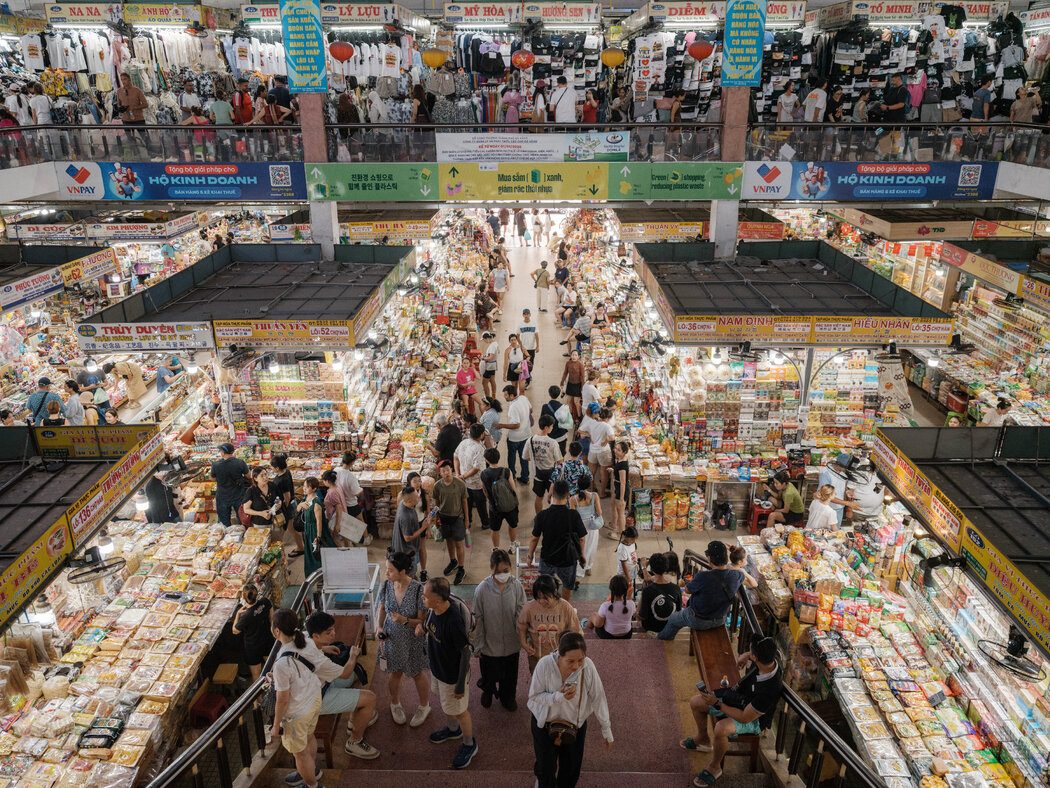 游客激增考验越南司法系统:如何应对“不良”外国人? 10 岘港市中心的市场对外国游客有巨大的吸引力。公安部表示将致力于简化行政程序,以便外国人能体验到一个“热情、高效和管理良好的国家”。