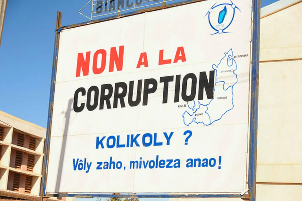 马达加斯加暂停审理前总统安德里·拉乔利纳等三宗贪腐案 1 Image d'archive / Madagascar: le Pôle anti-corruption suspend ses poursuites contre l’ex-président Andry Rajoelina et ses ministres. Ici, Panneau contre la corruption à Madagascar. (illustration)