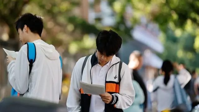 2026年6月7日，在中国北京，考生们在参加全国高考前进行最后的复习。