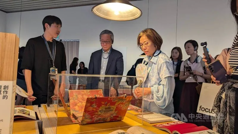 「台湾光谱」展返台展出 李远蜡笔留身影盼成洋流 2 「台灣光譜」展8日起在台南國家美術館展出,新增展區「島的模樣」,盼透過選書讓人認識台灣工藝、美術等領域。文化部長李遠(前左2)、政務次長王時思(前左3)7日觀展,策展人林昆穎(前左)解說。中央社記者王寶兒攝 115年10月7日