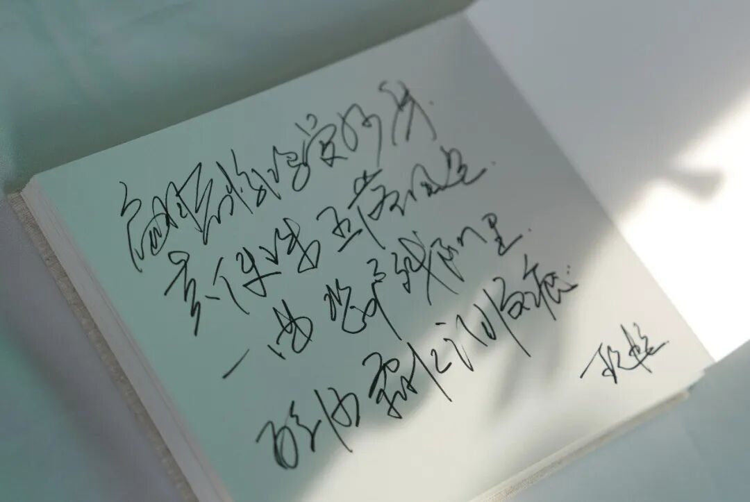 演员何晴追悼会举行,其子追思母亲:北京这场雪像是为她而下 3 b5859fc83325508ad60b3ec62c981bce19a19773e4d43d0e54186ae4b5f82849 article