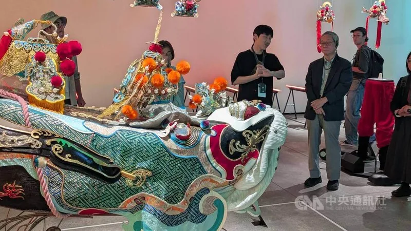 「台湾光谱」展返台展出 李远蜡笔留身影盼成洋流 3 「台灣光譜」展8日起在台南國家美術館登場,台南市政府文化局典藏的「鯤島神舟」也將展出,體現先民渡海來台、與神同行的信仰歷程。中央社記者王寶兒攝 115年10月7日