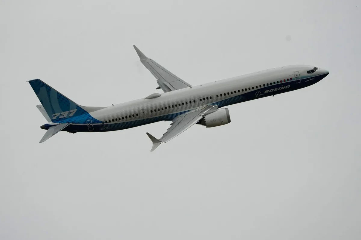 飞行中的波音737 MAX 10（资料照片）