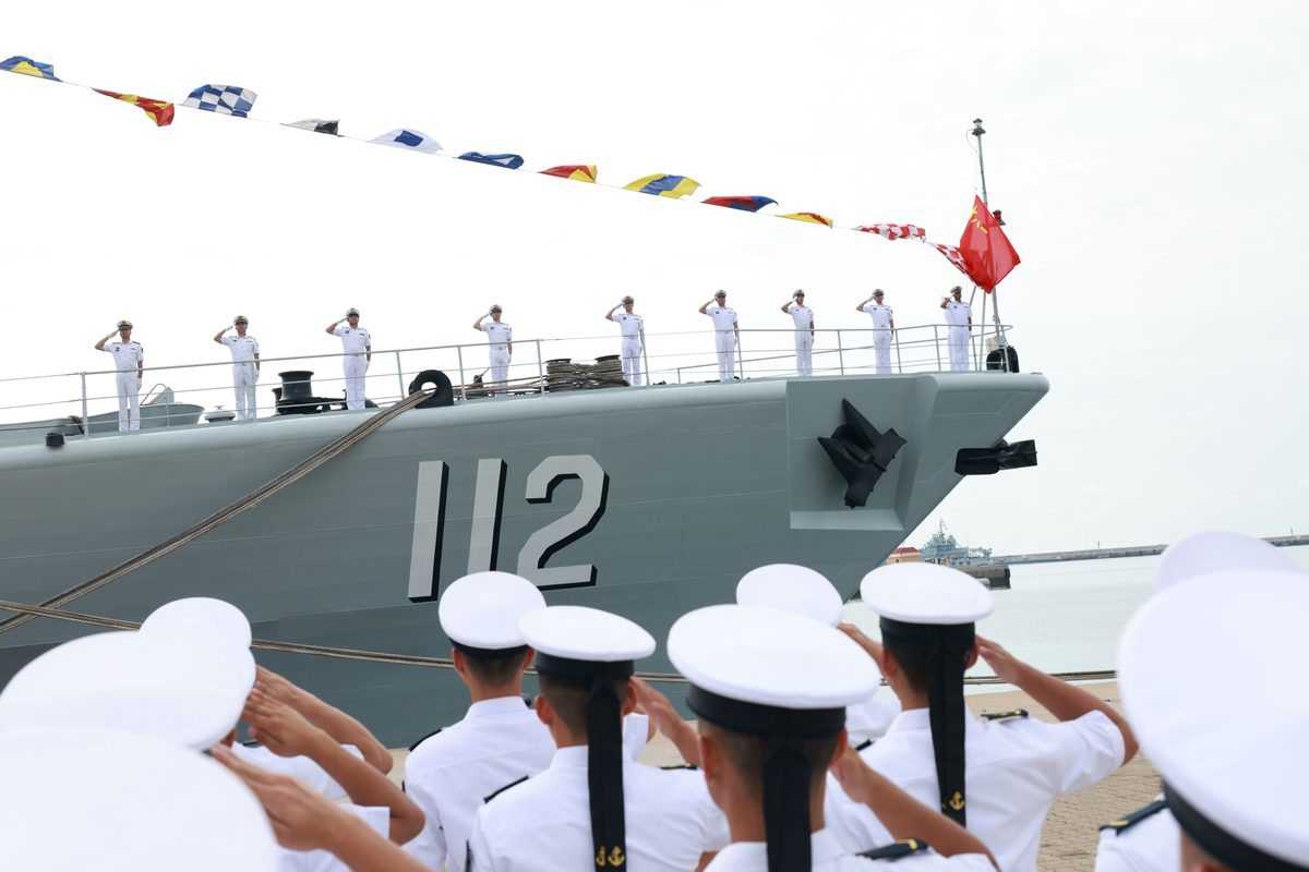 8月28日，被譽為「中華第一艦」的中國第二代國產導彈驅逐艦首艦112艦在青島某軍港退出現役。（新華社）