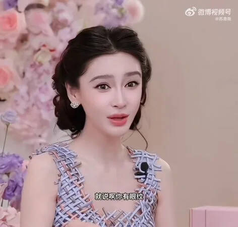Angelababy被酸显老 直播:「此时此刻想哭,但是没有关系」 2 ▲▼Angelababy被酸有皺紋顯老!直播認了「想哭」。(圖/翻攝自微博)