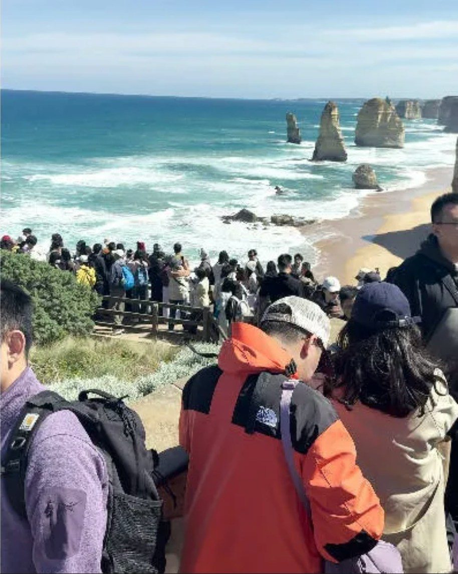 十一假期全球景点沦陷 澳洲景点九成中国游客、意大利深山现石头打卡 2 澳洲海邊棧道擠滿中國人。
