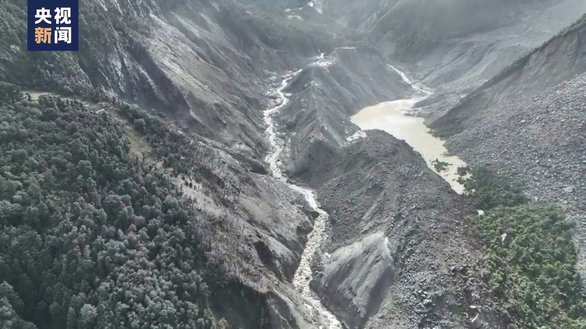 吉隆口岸方向發現堰塞湖。（航拍影片截圖）