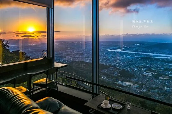 ▲▼日本北九州皿倉山展望台餐廳天宮的景觀座位、夕陽美景與餐點。（圖／《周花花》授權提供）
