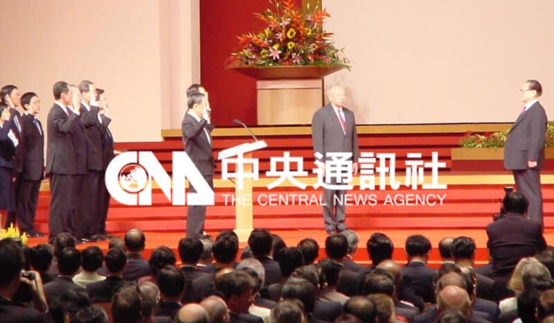 董建華（右2）2002年在時任中國國家主席江澤民（右1）監誓下宣誓就任，開始第2屆特首任期。（中央社檔案照片）