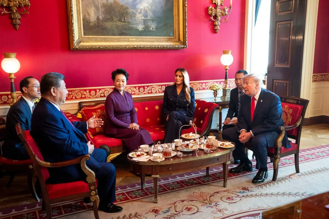 周五，彭丽媛与梅拉尼娅·特朗普在白宫与各自的丈夫习近平和特朗普一同茶叙。