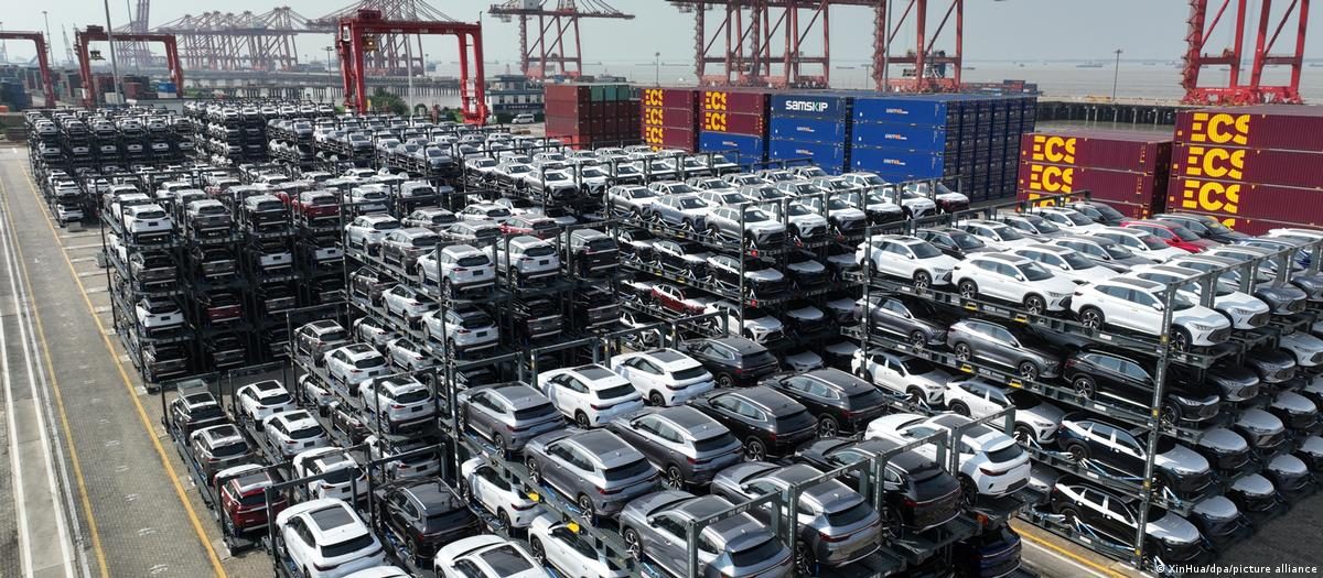 等待装船出口的中国汽车。（资料图）