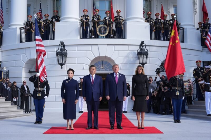 中國國家主席習近平（前左2）偕夫人彭麗媛（前左1）24日抵達白宮進行川習會，美國總統川普（前右2）夫婦迎接。（美聯社）