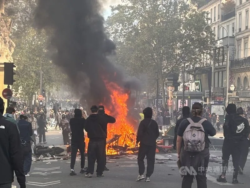 法國各地群眾17日再次上街示威，但巴黎等多座大城市出現縱火等暴力行為。中央社記者曾依璇巴黎攝　115年10月18日