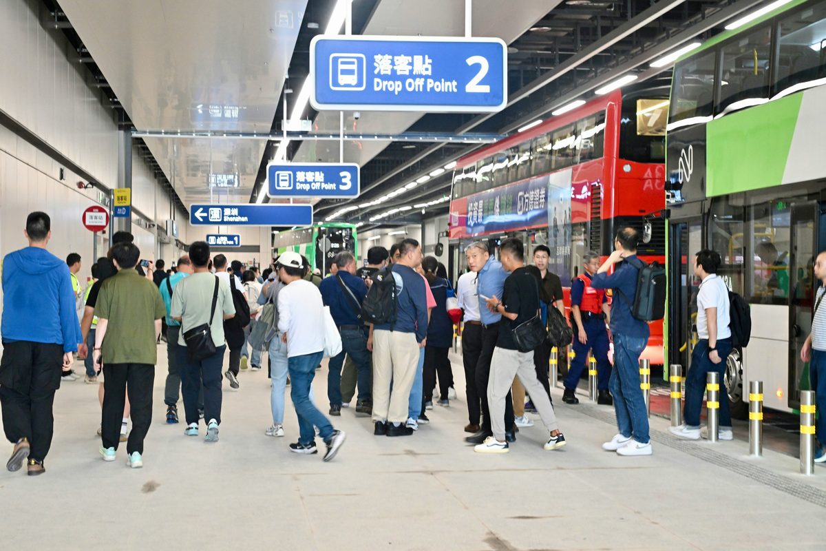 新皇崗口岸開通在即，特區政府8月13日在港方口岸區首次舉行大型演練，動員共約1000名來自超過20個部門的公務員參與，以測試口岸聯檢大樓和公共運輸交匯處的人流及車流整體管理。（政府新聞處）