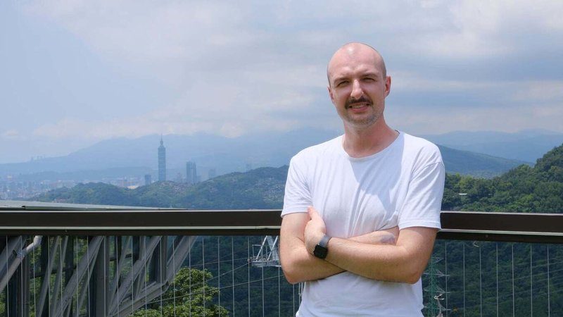 「复眼人」登陆立陶宛 译者魏嘉成:翻译要懂文化 1 小說「複眼人」立陶宛文譯者魏嘉成認為,好的文學譯者往往與原作文化之間有著深度連結,在台灣的生活經驗對他的翻譯工作很有幫助。(魏嘉成提供)中央社記者游堯茹維爾紐斯傳真 115年9月20日
