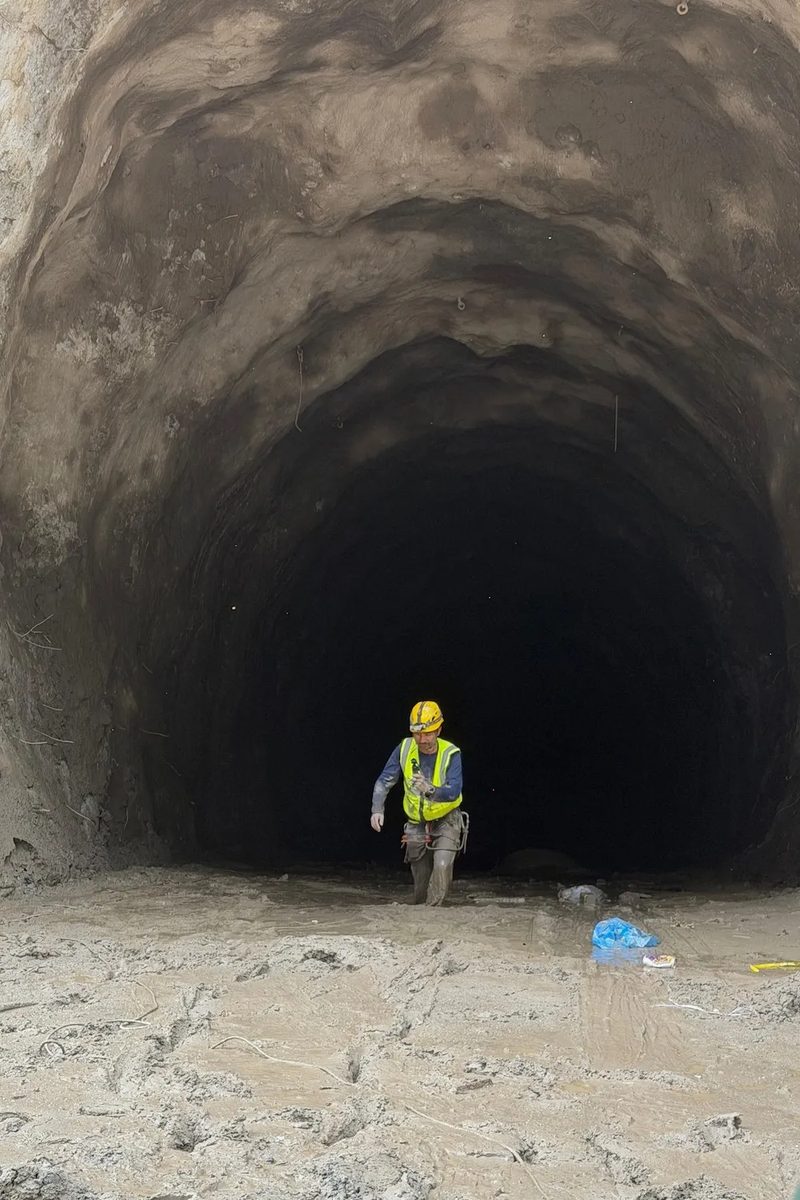 2026年8月31日，尼泊爾軍方在翠蘇里河一處水力發電廠的工地進行救援。（美聯社）