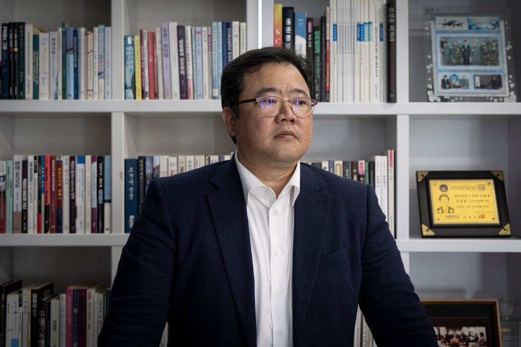 金正恩的“强国”背后,朝鲜人的血泪代价 4 柳贤雨脱北前是朝鲜驻科威特代理大使。他说,朝鲜政府“靠榨取本国人民来维持”。