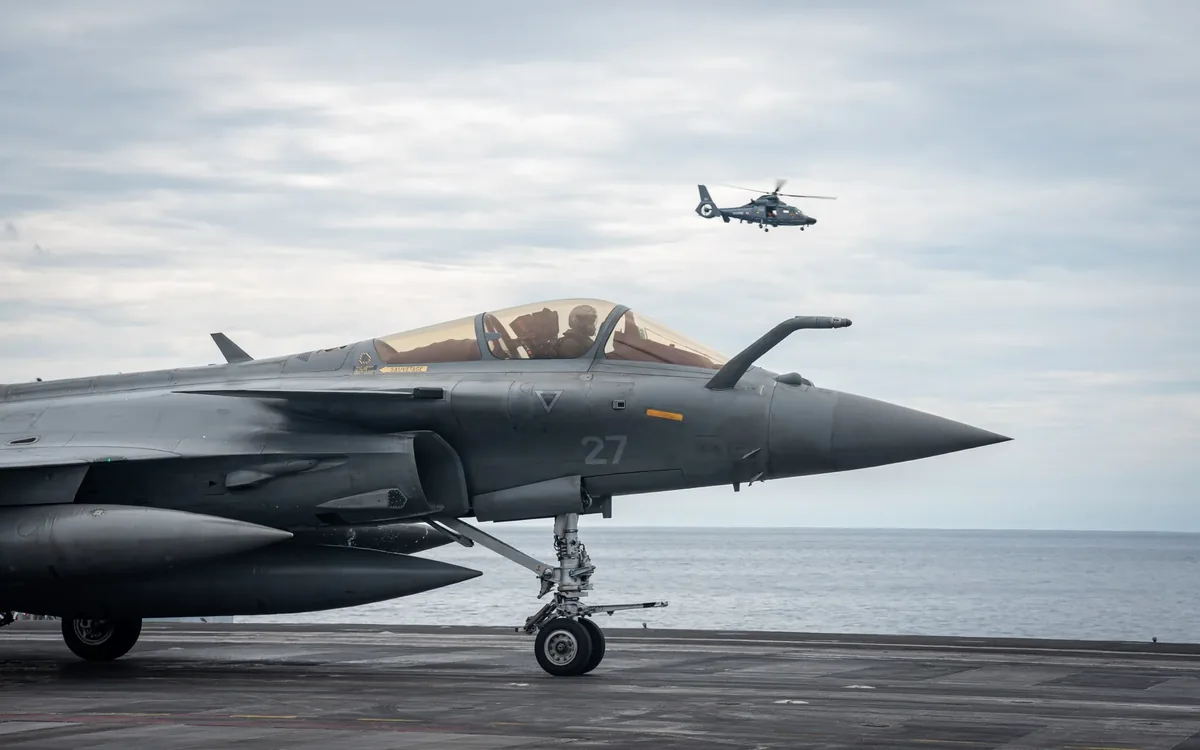 停靠在戴高樂號航空母艦甲板的疾風M型戰機。（翻攝自法國海軍）