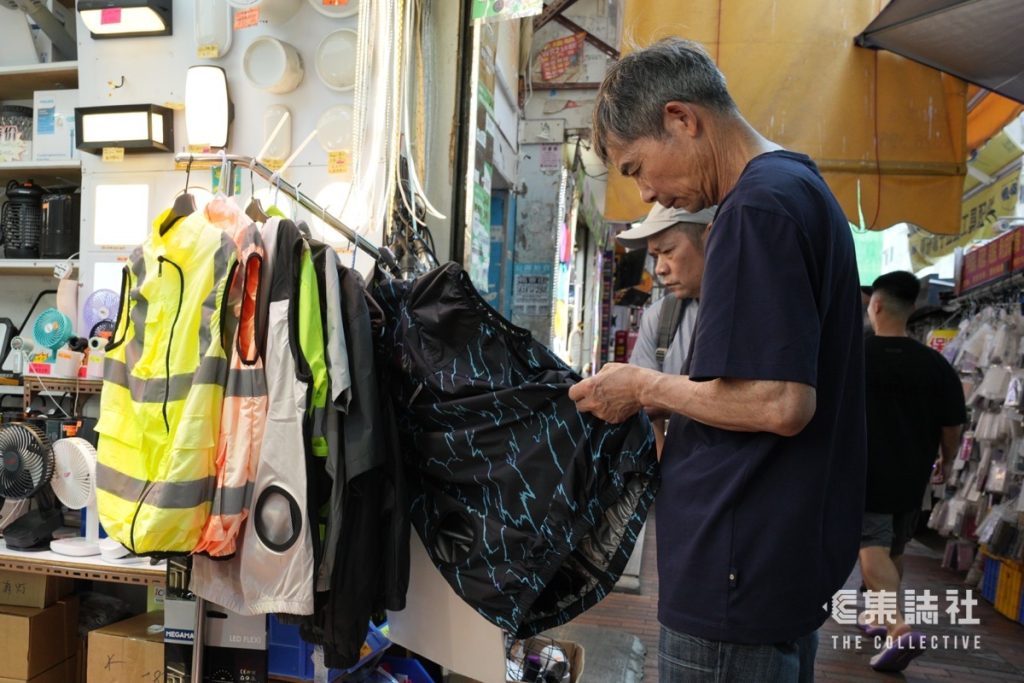史上最热|深水埗风扇衫成行成市 日卖百套 最贵近千元 1 b99729ffe13ebe470e02a5bb8045e6c28774e8f41f99928125771235646b13e1 article