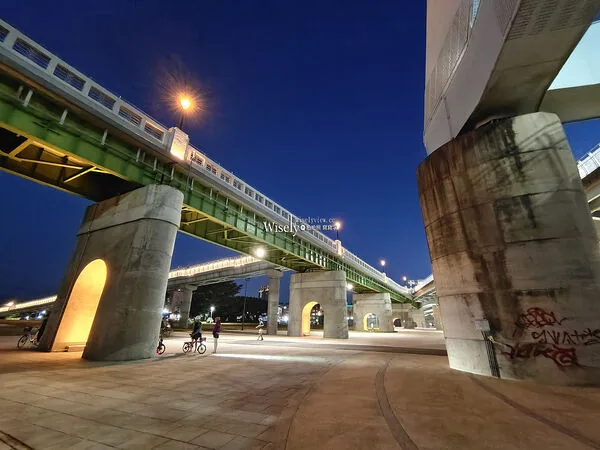 近百年日治古桥重新开放 成为休闲人行桥 晚六点亮灯 19 ▲▼川端橋與綠光河岸公園夜景。(圖/《WISELY'S 拍拍照寫寫字》授權提供)