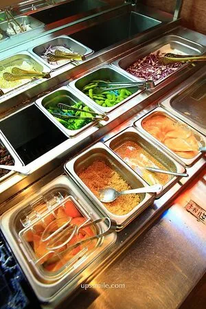 ▲▼豬先生韓式燒肉鍋物吃到飽的環境與餐點。（圖／《UPSSMILE向上的微笑萍子》授權提供）