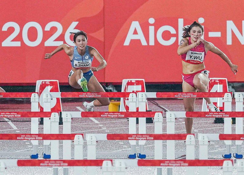 台灣「跨欄甜心」張博雅（左）27日晚間在亞運女子100公尺跨欄決賽跑出13秒17...
