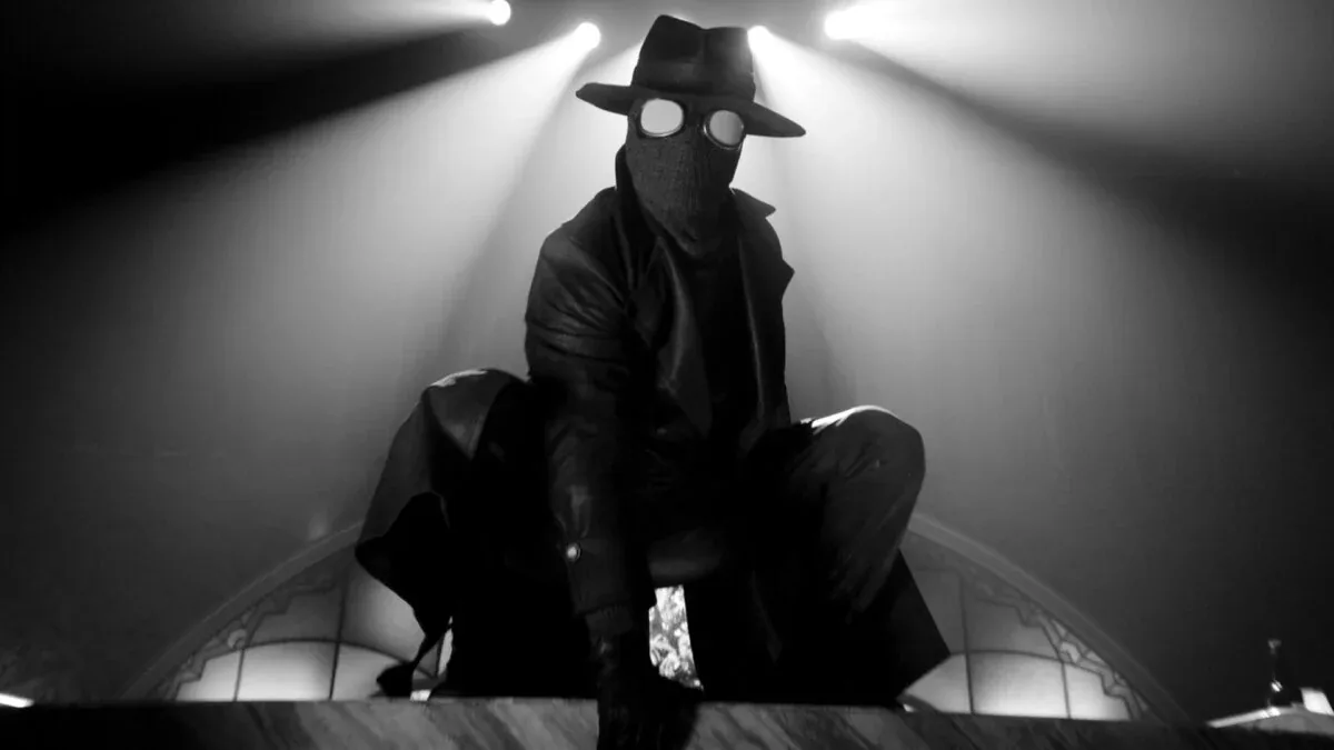 《Spider-Noir》剧照：戴帽子和面罩的私家侦探角色
