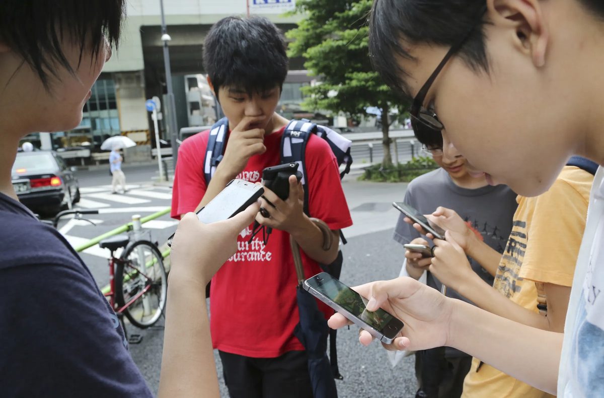 日本的年輕人在東京街頭玩Pokémon GO（美聯社）