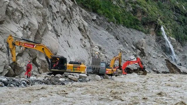 2026年8月30日，在中国西藏自治区吉隆市，重型挖土机正在清理泥石流灾区通往吉隆口岸的道路。