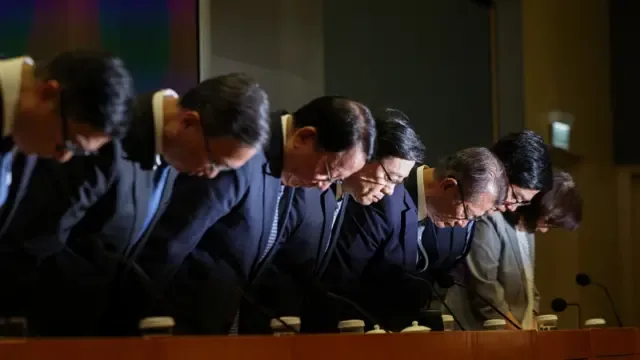 李家超（中）率领特区政府官员鞠躬道歉（29/10/2026）