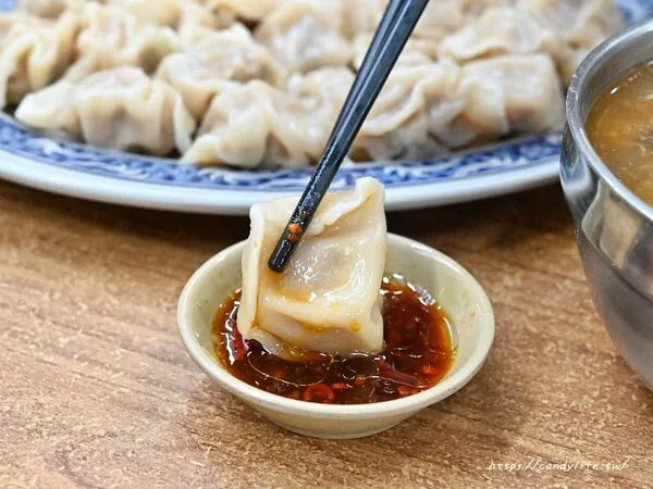 台中上上水饺一颗只要3元 外皮Q弹、特制辣椒酱受老饕推荐 8 ▲▼上上水餃的平價水餃與市場用餐環境。(圖/《糖糖's 享食生活》授權提供)