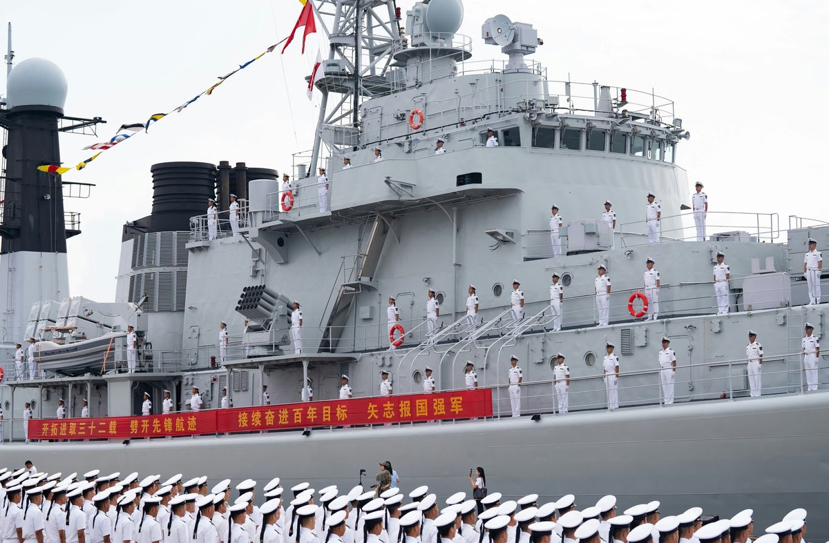 8月28日，被譽為「中華第一艦」的中國第二代國產導彈驅逐艦首艦112艦在青島某軍港退出現役。（新華社）