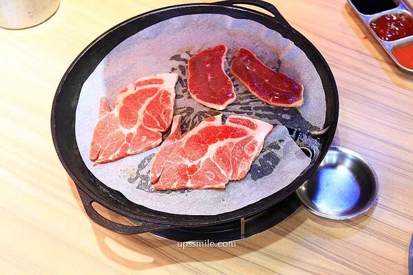 ▲▼豬先生韓式燒肉鍋物吃到飽的環境與餐點。（圖／《UPSSMILE向上的微笑萍子》授權提供）