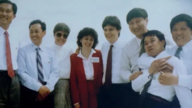 习近平（右三）一行与艾奥瓦州接待方代表摄于密西西比河上（7/5/1985）