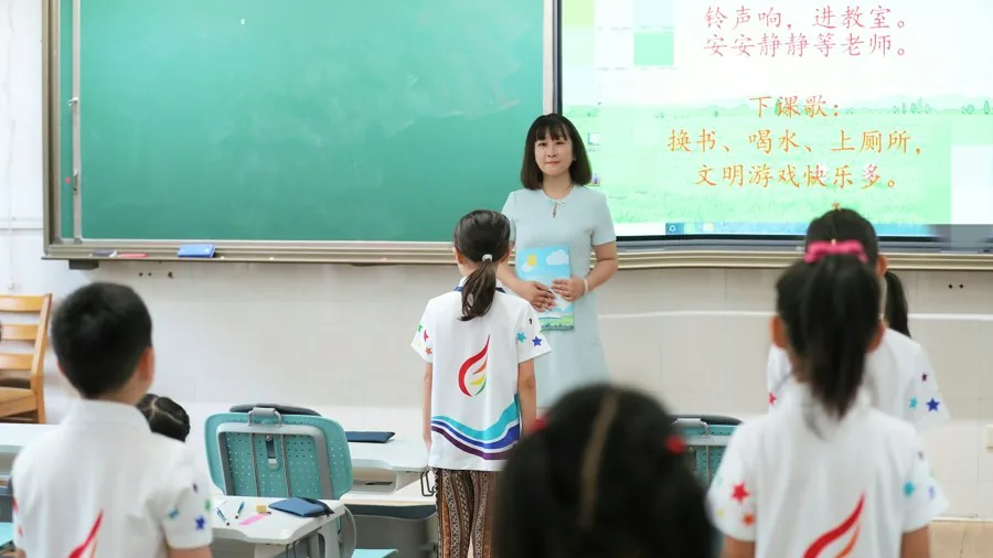 教师和小学生在教室上课的资料照