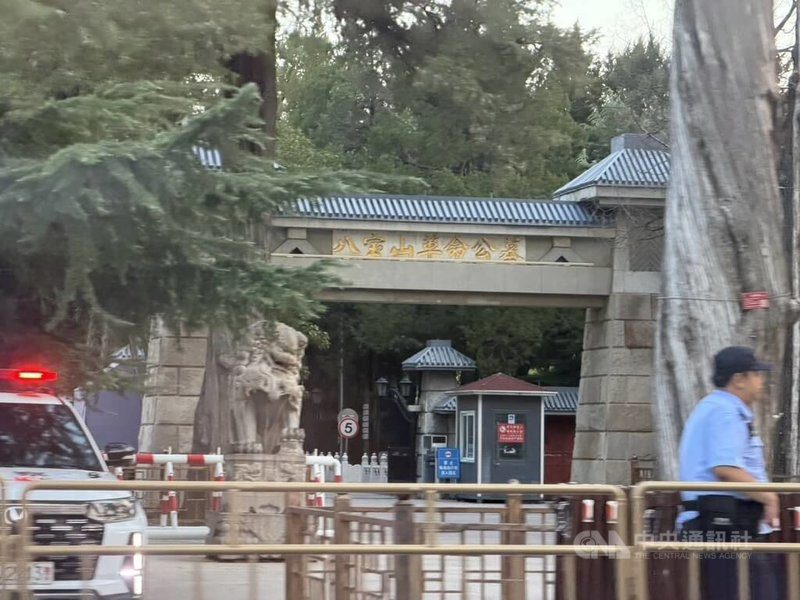 朱镕基遗体18日火化 天安门降半旗致哀 2 已故的中國前國務院總理朱鎔基遺體18日將在北京八寶山火化。圖為八寶山革命公墓,上午已戒備森嚴。中央社記者呂佳蓉北京攝 115年8月18日