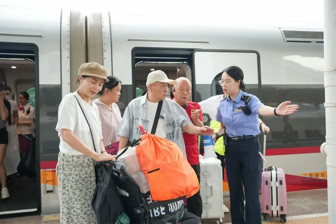 长者高铁票折上折:持回乡证买「敬」字车次,周末也能享9折 1 年滿60歲及以上的長者購買標註「敬」字車次的高鐵火車票,即可享長者優惠折上折的9折車票。(微信@中國鐵路)