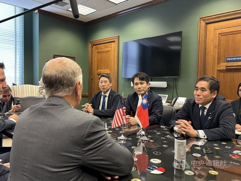 美日议员华府会谈达成共识:必须防卫台湾第一岛链 3 美國聯邦參議員提里斯(背對者)與日本參議員宮本和宏(右起)、瀧波宏文、鈴木大地就日本與台海事務會談。中央社記者廖漢原華盛頓攝 115年9月16日