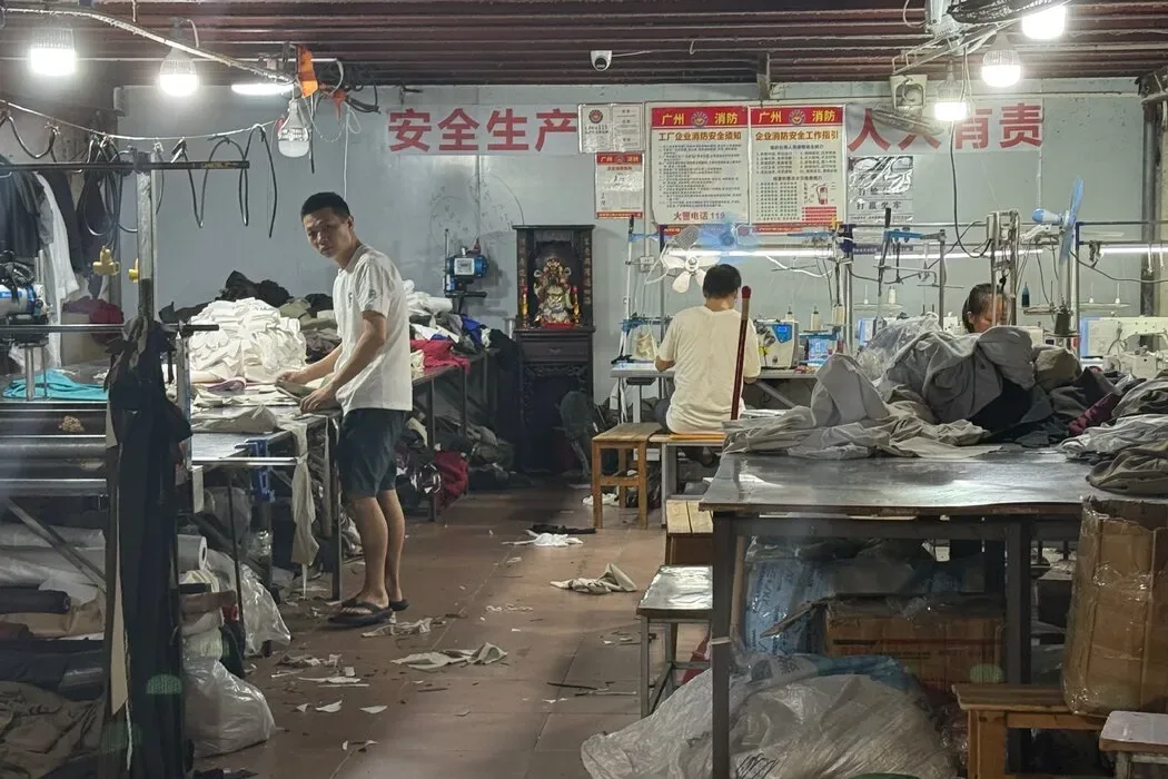 中国仍有许多低技术制造商，例如服装行业，它们既面临海外市场关税，又面对国内消费意愿低迷的消费者。