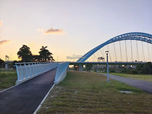近百年日治古桥重新开放 成为休闲人行桥 晚六点亮灯 5 ▲▼川端橋與綠光河岸公園夜景。(圖/《WISELY'S 拍拍照寫寫字》授權提供)