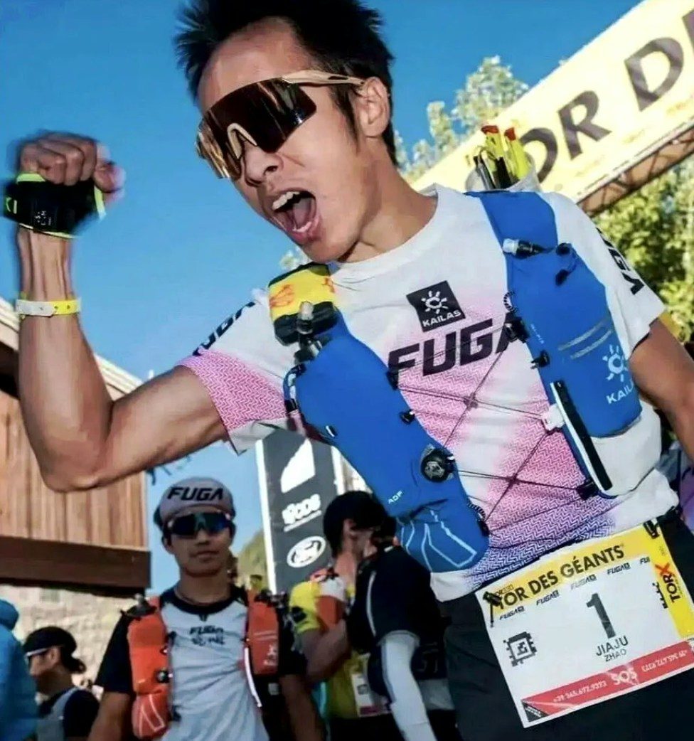 巨人之旅TOR33︱ 外卖员到世界冠军 中国越野跑者赵家驹打破纪录 2 9月16日,中國越野跑者趙家駒以65小時55分22秒的成績率先衝過終點,成為在意大利舉行的國際頂級越野賽事「巨人之旅」(Tor des Géants)越野賽330公里組別冠軍。