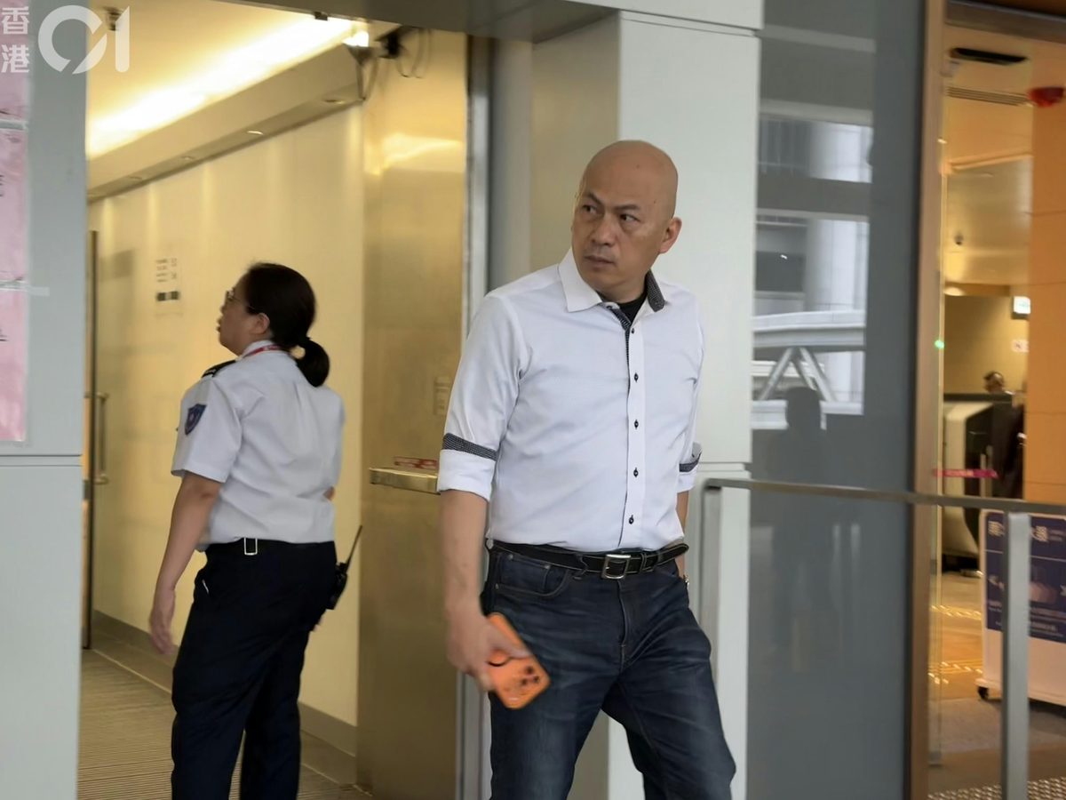 「華記正能量」的楊官華，今有到庭支持「海港sir」，但因法庭滿座而未能進庭。(陳曉欣攝)