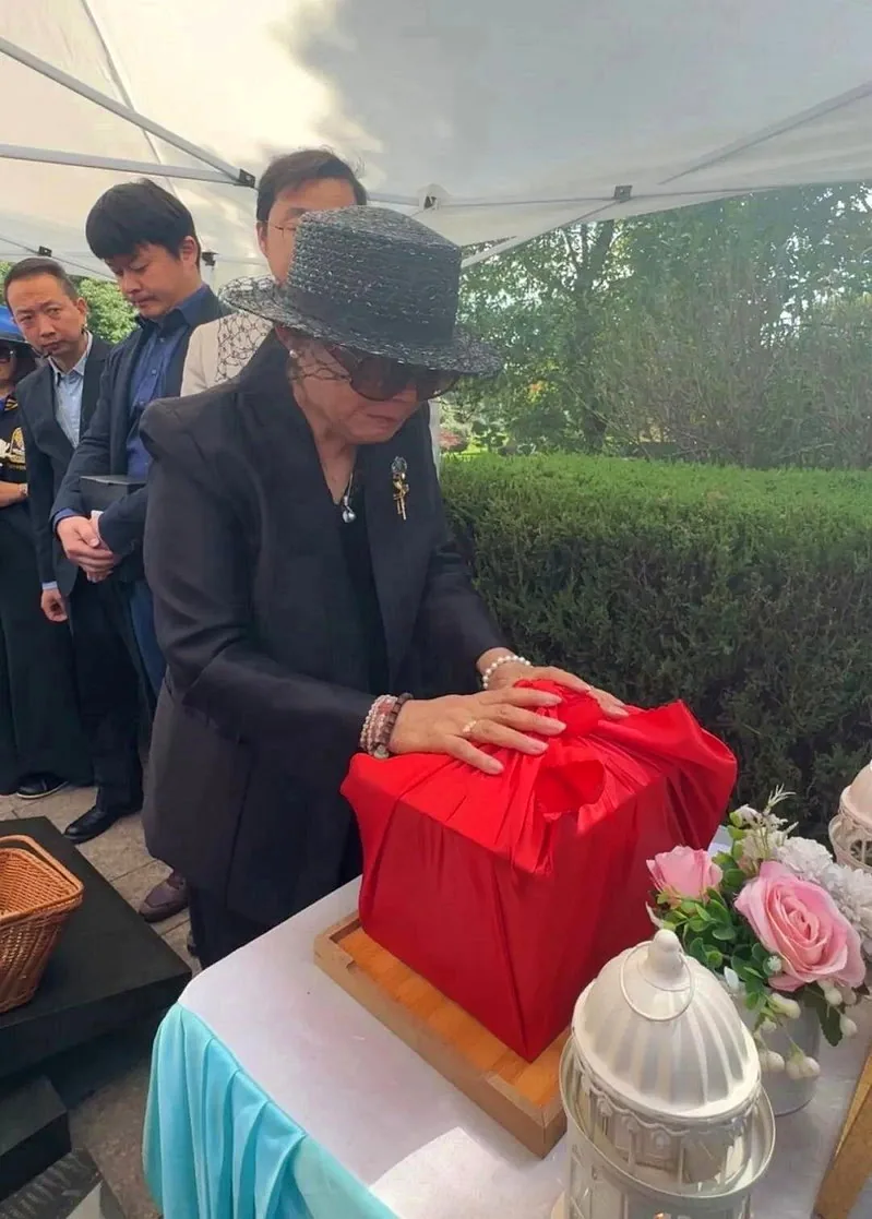 蔣霞萍扶靈痛哭。(取材自指尖新聞瀋陽晚報)