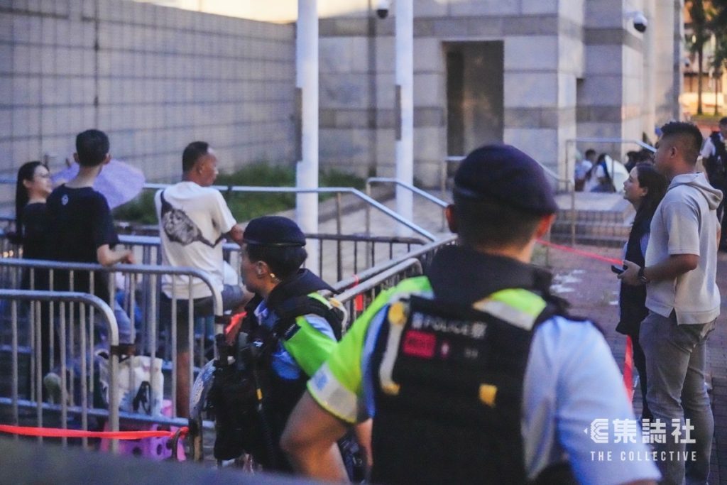 支联会案裁决.庭外|一排队女子被指怀疑衣服有煽动意图 被带上警车押走 2 bc2b5db57eafcd46be1e02ebfe746e54b6a8bab7efcfc986bec701492321cde5 article