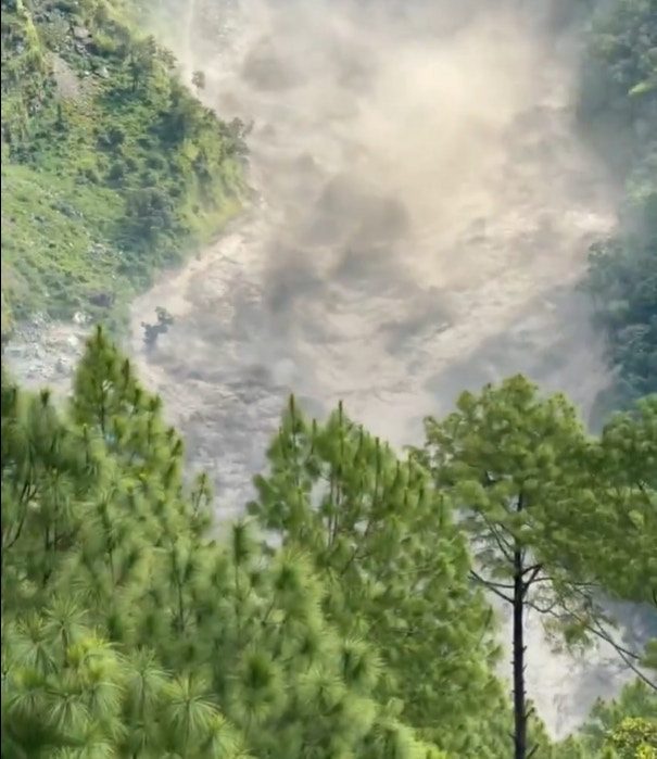 2026年8月26日，尼泊爾警方在X發布當地山泥傾瀉現場的影片，顯示驚濤駭浪吞噬樹木與建築的情形。（網頁截圖）