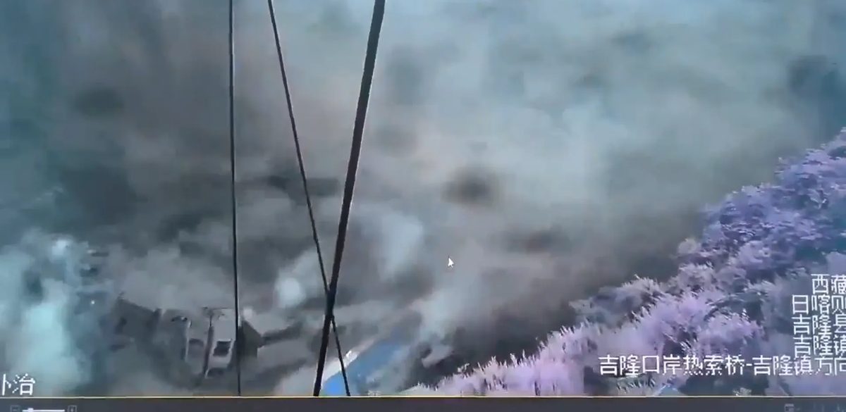 地震引发雪崩酿成毁灭洪灾!中国尼泊尔边境多处被吞没,至少18死、近400人失踪 8 中國西藏邊境地區監視鏡頭拍下的洪災瞬間畫面,龐大洪流混雜泥漿吞沒城鎮街道。(翻攝自社群影片)