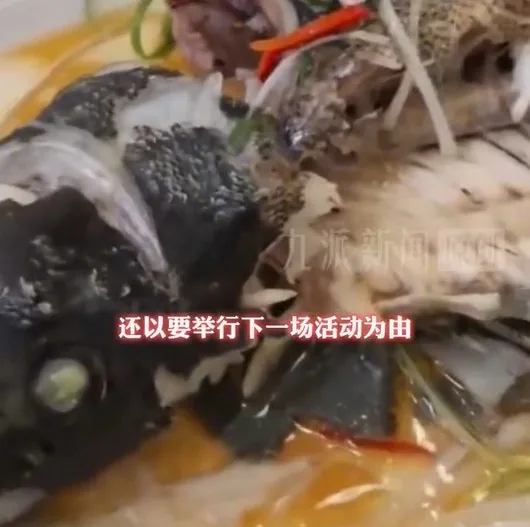 遼寧大連，一對新婚夫婦辦婚宴，竟被酒店以預製菜招待。（微博@九派新聞）
