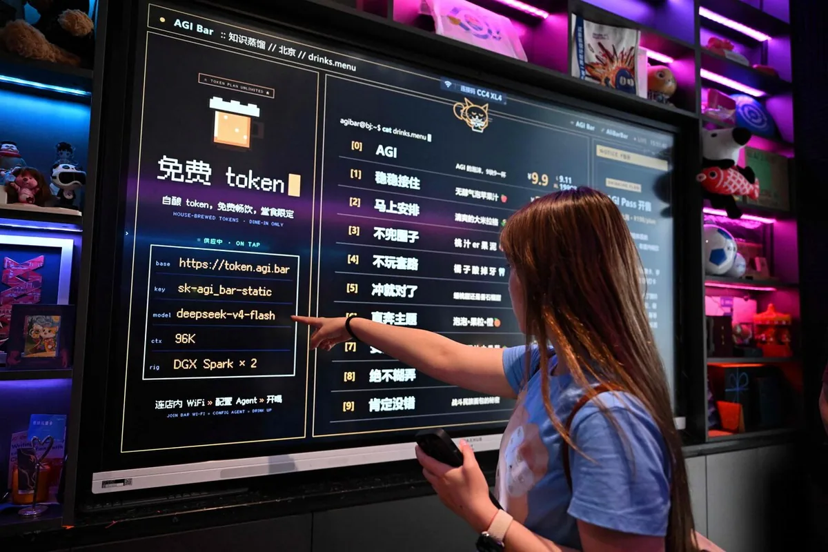 一名女子指着店里屏幕上的菜单,菜单写着“免费 token”和deepseek-v4-flash模型